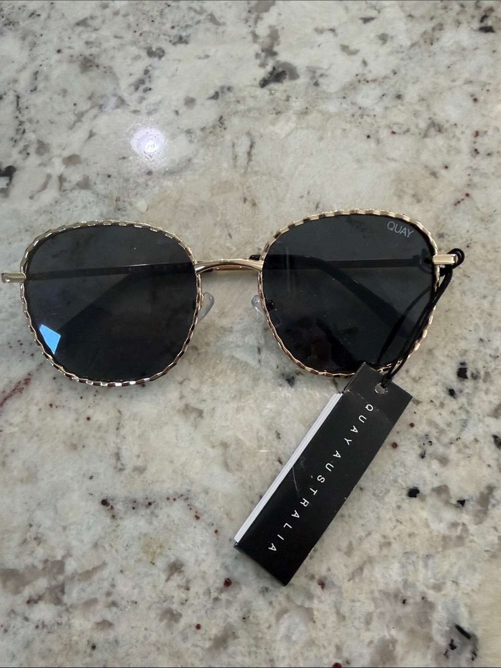 Quay Australia Gold Frame Black Lens Jezebel with aTwist - Picture 1 of 4
